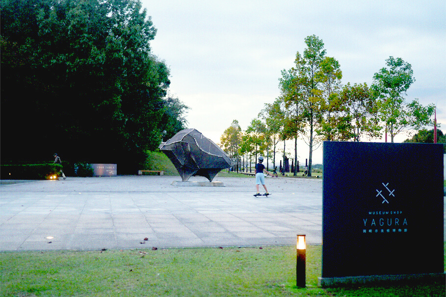 岡崎美術博物館前のスペース