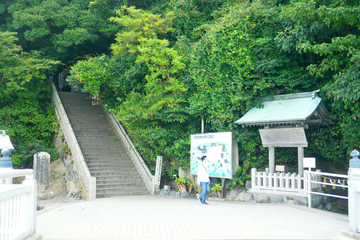 八百富神社への階段